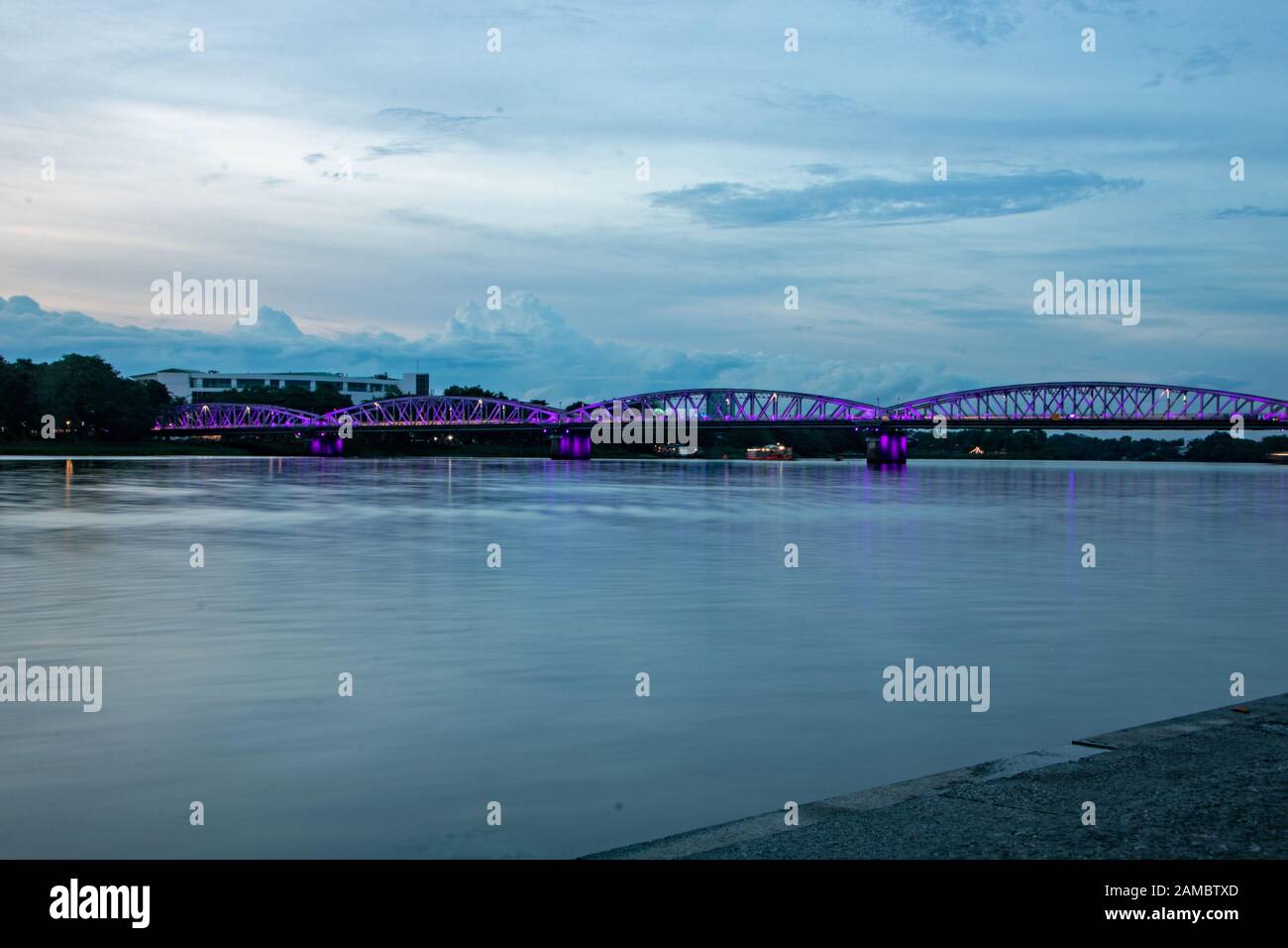 Vista sul fiume Perfume e sul ponte Truong tien in serata Foto Stock