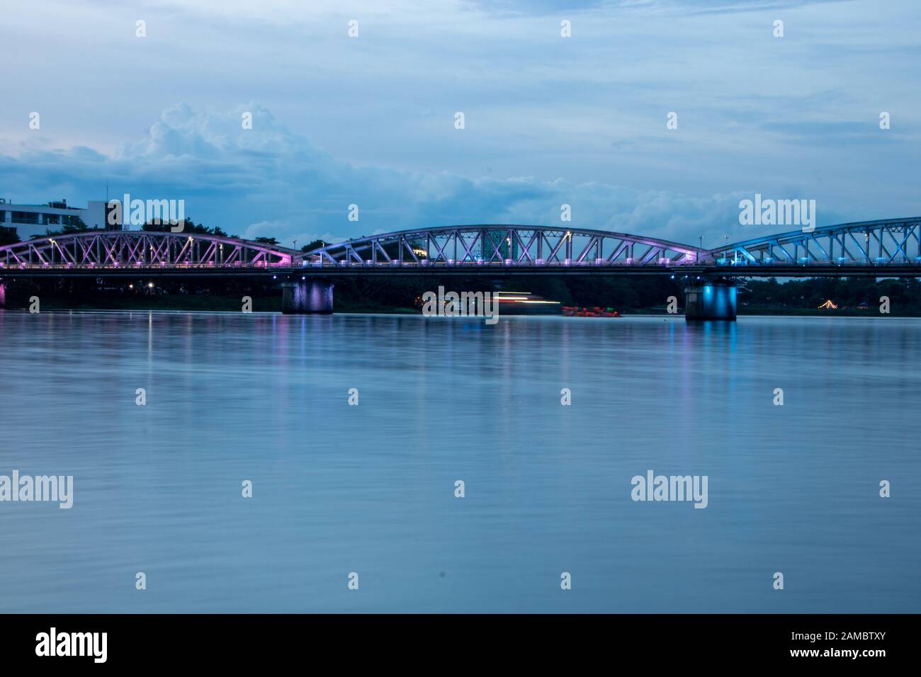Vista sul fiume Perfume e sul ponte Truong tien in serata Foto Stock