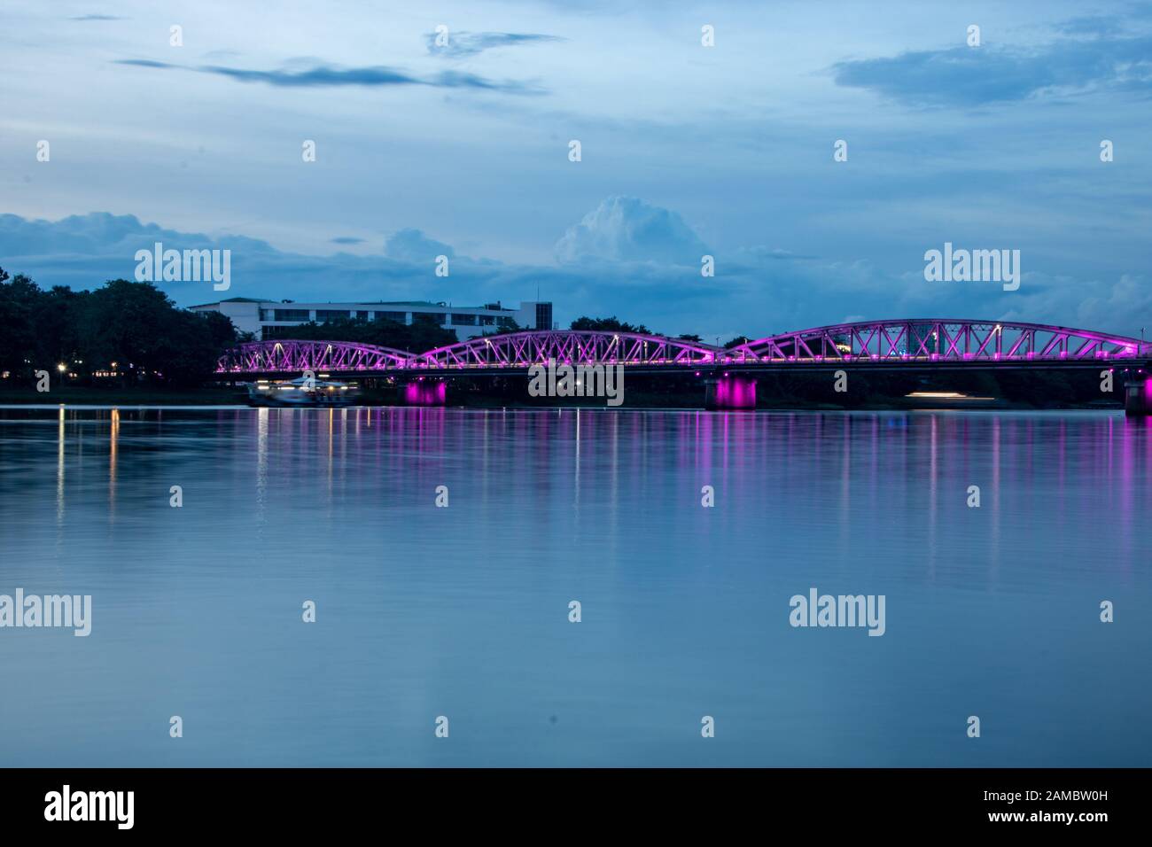 Vista sul fiume Perfume e sul ponte Truong tien in serata Foto Stock