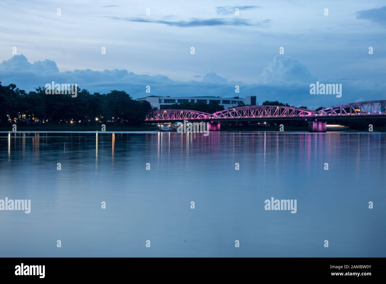 Vista sul fiume Perfume e sul ponte Truong tien in serata Foto Stock