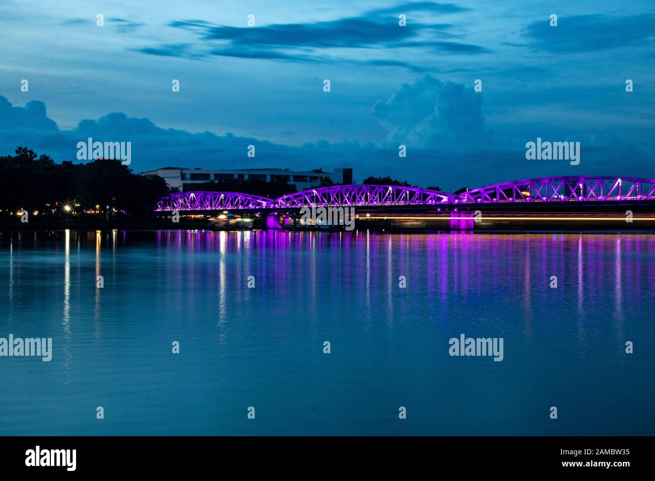 Vista sul fiume Perfume e sul ponte Truong tien in serata Foto Stock