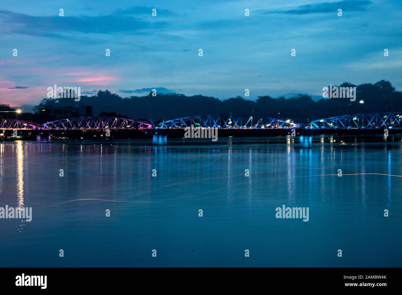 Vista sul fiume Perfume e sul ponte Truong tien in serata Foto Stock