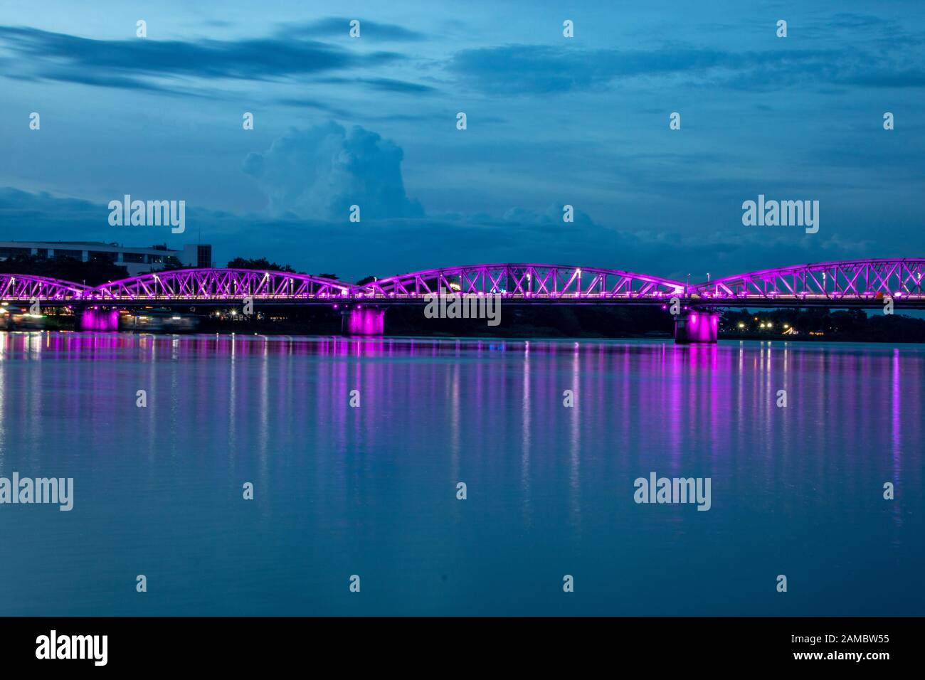 Vista sul fiume Perfume e sul ponte Truong tien in serata Foto Stock