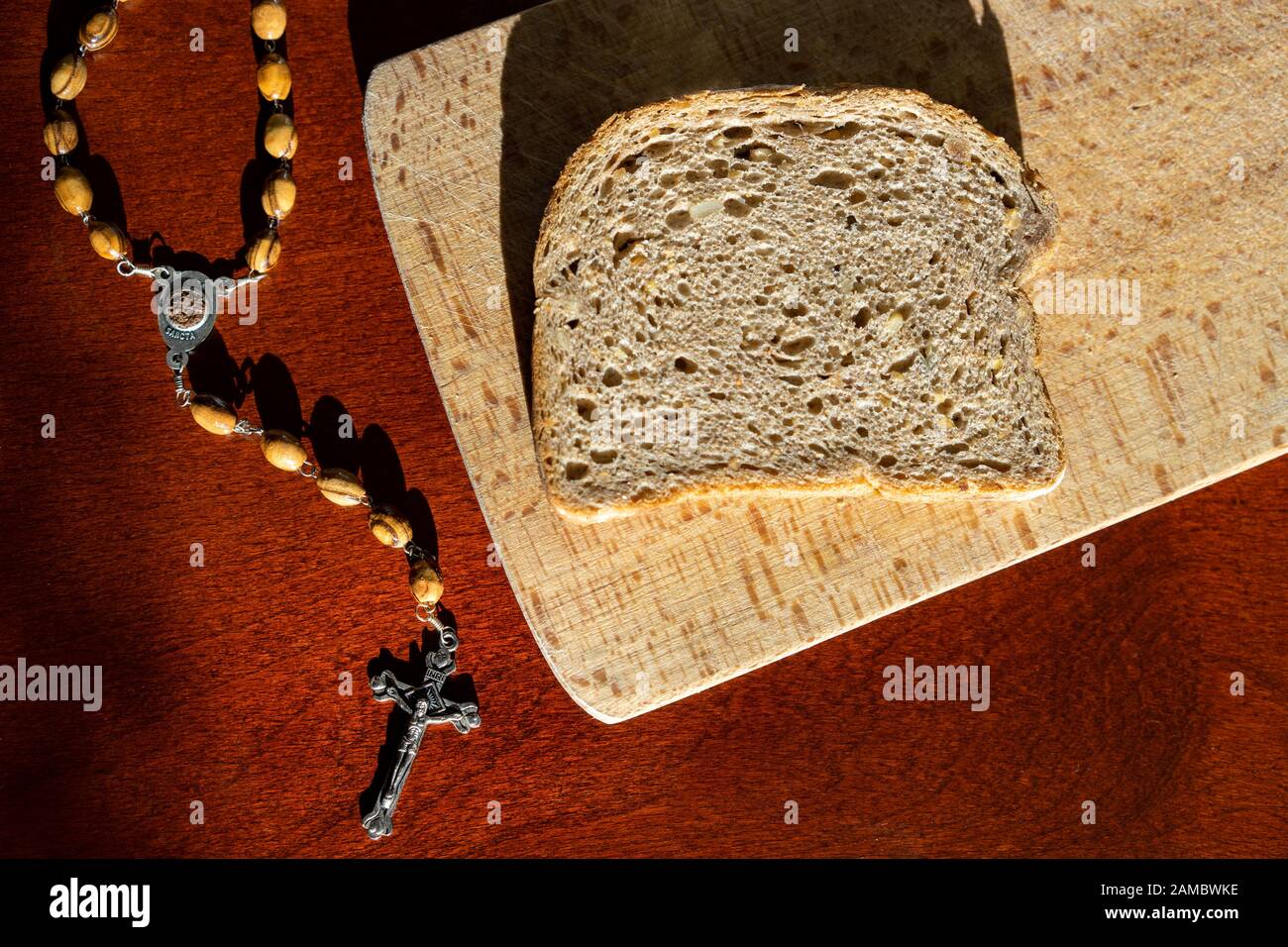 pane e rosari perline prestato concetto prima di pasqua . Foto Stock