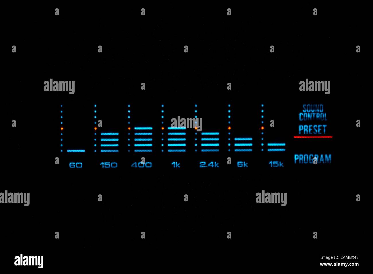 Vecchio equalizzatore grafico del volume stereo che si illumina al buio. Foto Stock