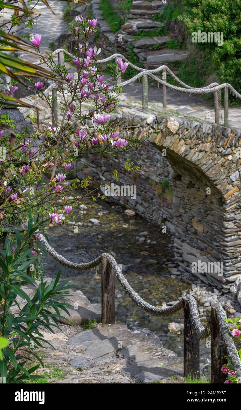 Vecchio ponte di pietra Piodao villaggio, Portogallo Foto Stock