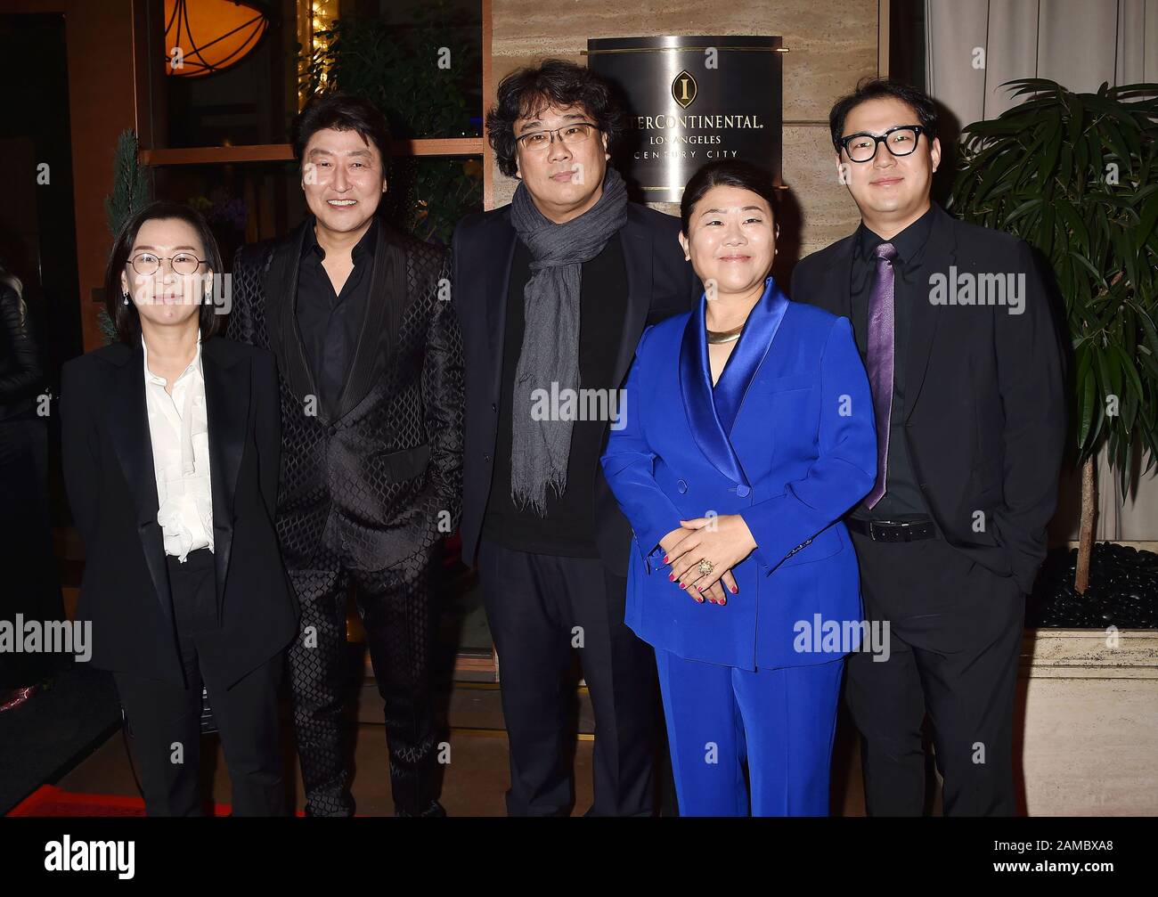 Century CITY, CA - 11 GENNAIO: (L-R) Kwak Sin Ae, Song Kang ho, Bong Joon ho, Lee Jeong-eun e Jin Hanno Vinto Han alla cerimonia di premiazione della 2020 Los Angeles Critics Association (LAFCA) all'InterContinental Los Angeles Century City l'11 gennaio 2020 a Los Angeles, California. Foto Stock