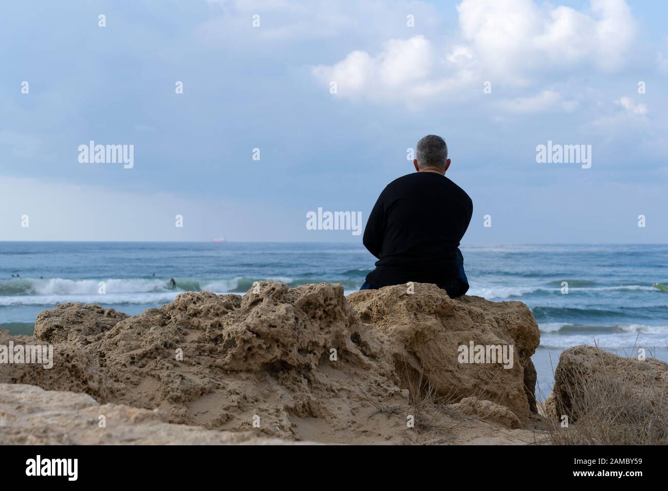 Un Uomo Solitario Che Si Affaccia Sul Mare Foto Stock Alamy
