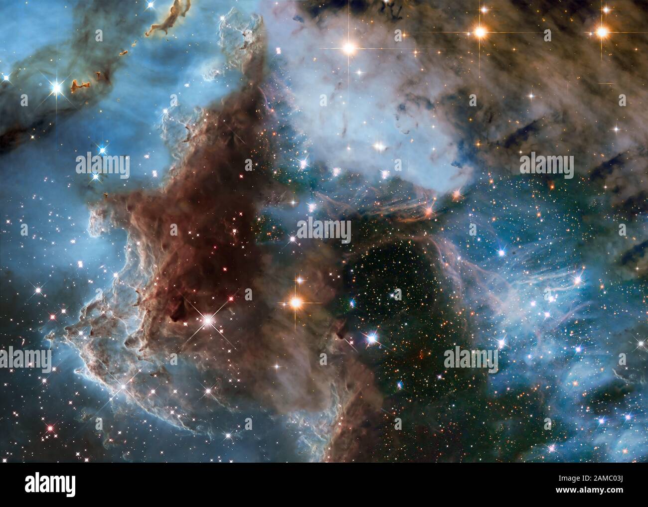 Una colorata regione che forma una stella da qualche parte in uno spazio profondo. Sfondo fantascienza. Elementi dell'immagine sono stati forniti dalla NASA Foto Stock