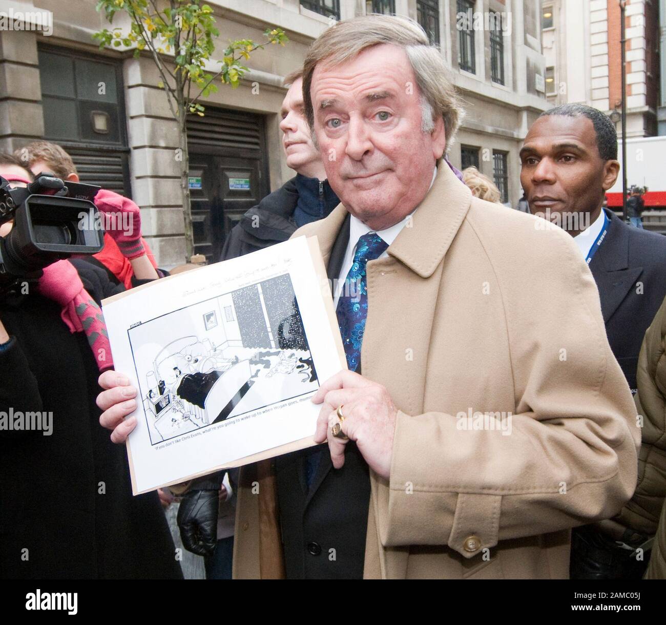 Il principale presentatore radio Sir Terry Wogan parte dalla casa di trasmissione a Londra dopo il suo ultimo show radiofonico della BBC il 18th dicembre 2009. Foto Stock