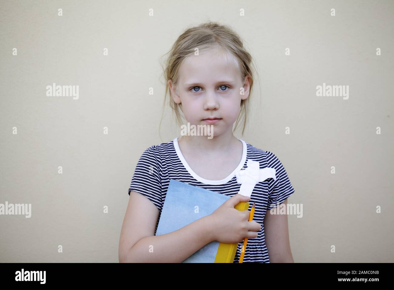 Сute bambino con notebook e matita. Bambino di cinque anni, spazio per la pubblicità del testo Foto Stock