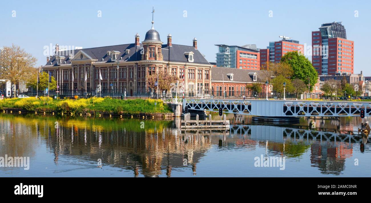 Vista panoramica dello storico edificio Royal Dutch Mint (Koninklijke Nederlandse Munt, KNM) e dei moderni edifici per uffici. Utrecht, Paesi Bassi. Foto Stock