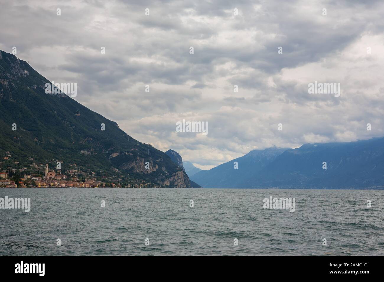 Lago di Garda (Lago di Garda) e la città di Gargnano da Bogliaco, Brescia, Lombardia, Italia Foto Stock