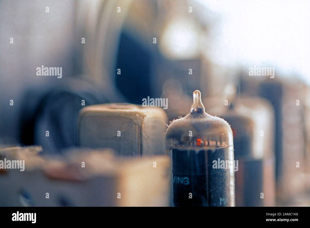 Tubi del vuoto vecchi e polverosi all'interno di una radio Foto Stock
