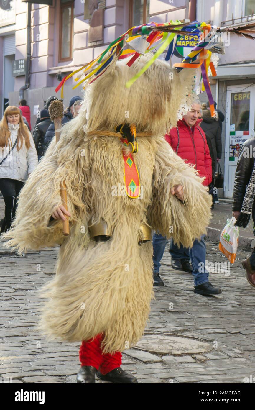Chernivtsi, Ucraina - 12 Gennaio 2020. I tradizionali giorni annuali del festival folcloristico-etnografico di Natale Malanka Fest 2020 nel cit ucraino Foto Stock