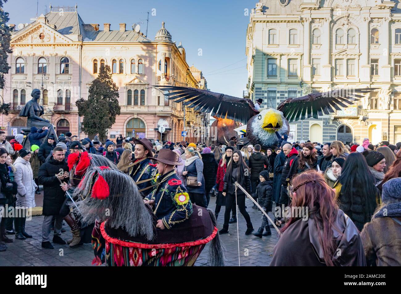Chernivtsi, Ucraina - 12 Gennaio 2020. Spettacolo teatrale nella piazza della città nei tradizionali giorni annuali del folclore di Natale-etnografico f Foto Stock