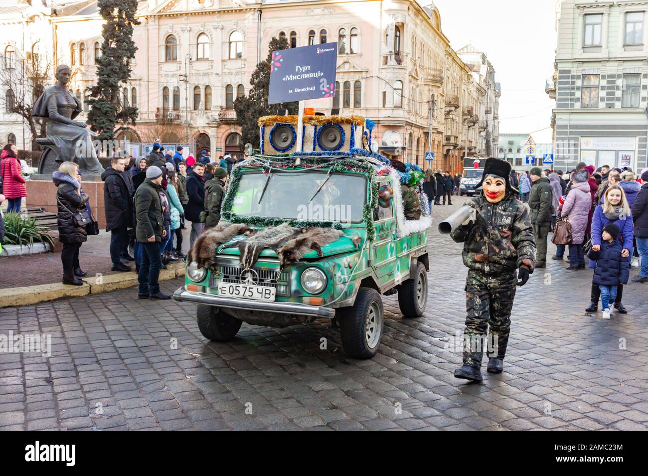 Chernivtsi, Ucraina - 12 Gennaio 2020. Uomo vestito da cacciatore con una maschera di cartapesta ai tradizionali giorni annuali del folclore di Natale-e. Foto Stock