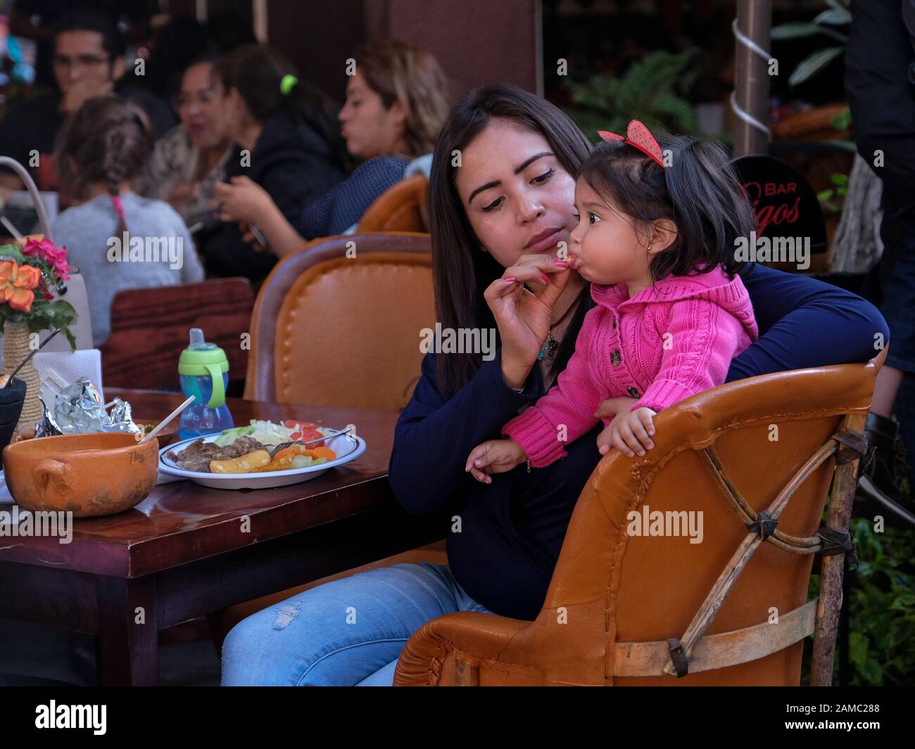 Madre messicana alimenta sua figlia in un ristorante a Tlakquepaque, Messico Foto Stock