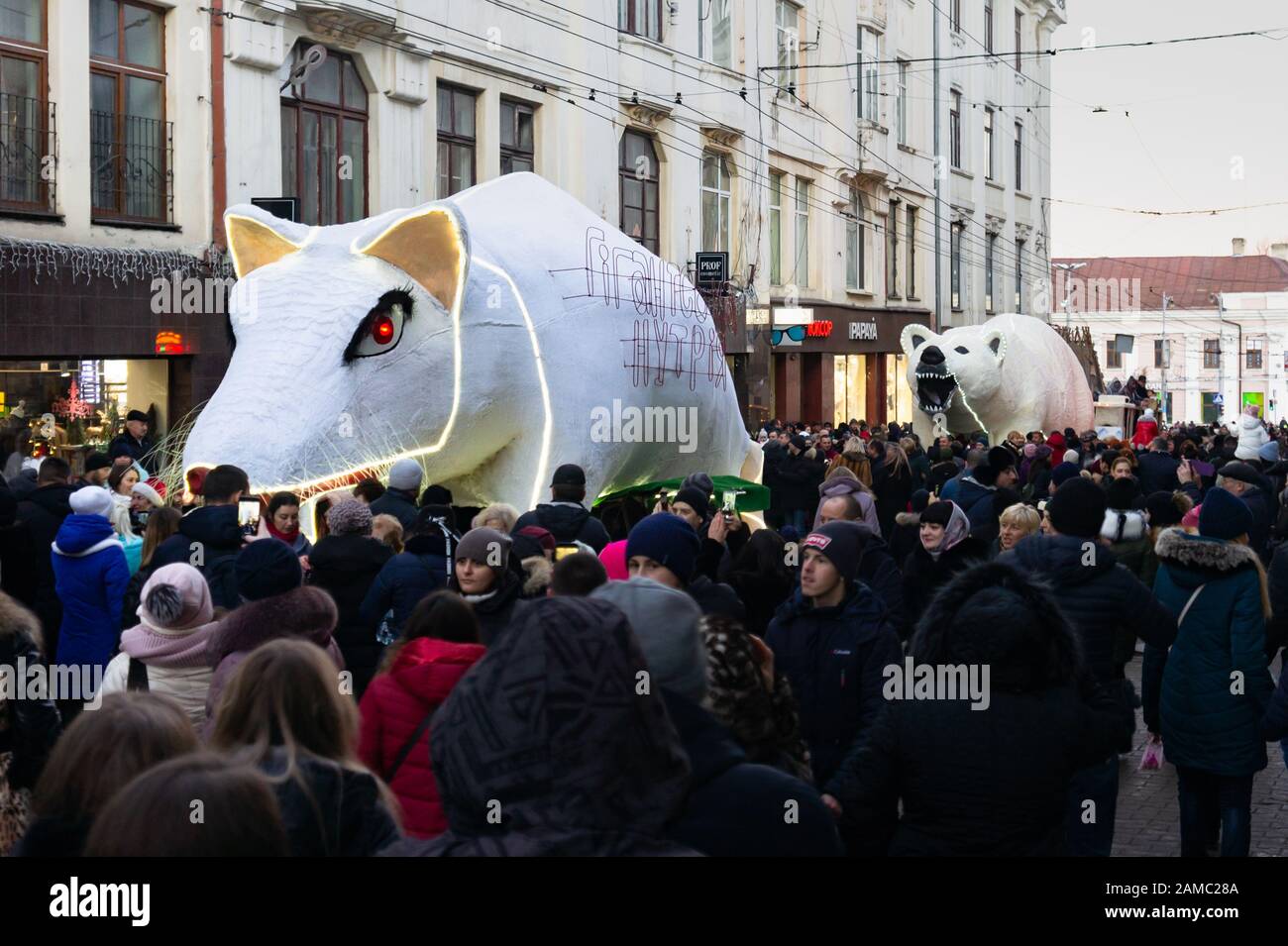 Ucraina - 12 gennaio 2020. Grande peluche coypu bianco o ratto (simbolo dell'anno) e orso polare ai giorni annuali tradizionali del festival Malanka Foto Stock