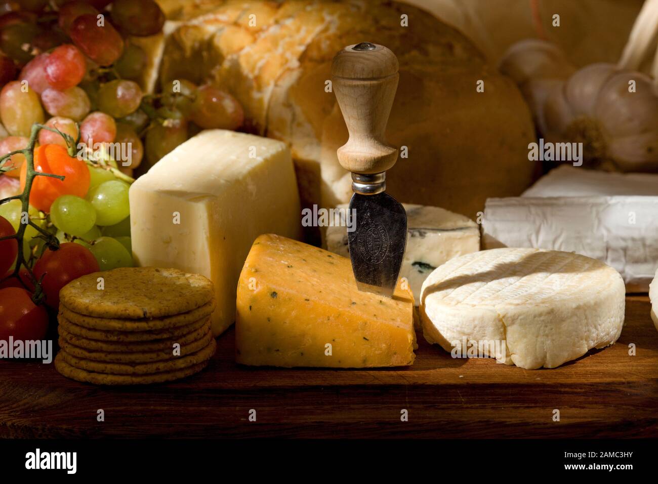 Formaggi a tavola con una selezione di formaggi inglesi e francesi Foto Stock