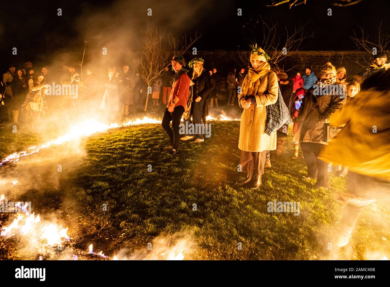 Wassailing presso il ristorante Ethicurian, Barley Wood Walled Garden e frutteto, Wrington, Somerset, Regno Unito. Evento Wassail, gennaio 2020 Foto Stock