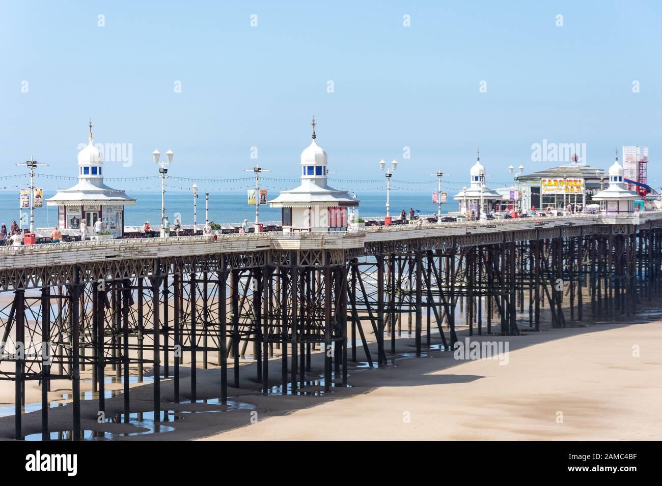 Spiaggia E North Pier, The Promenade, Blackpool, Lancashire, Inghilterra, Regno Unito Foto Stock