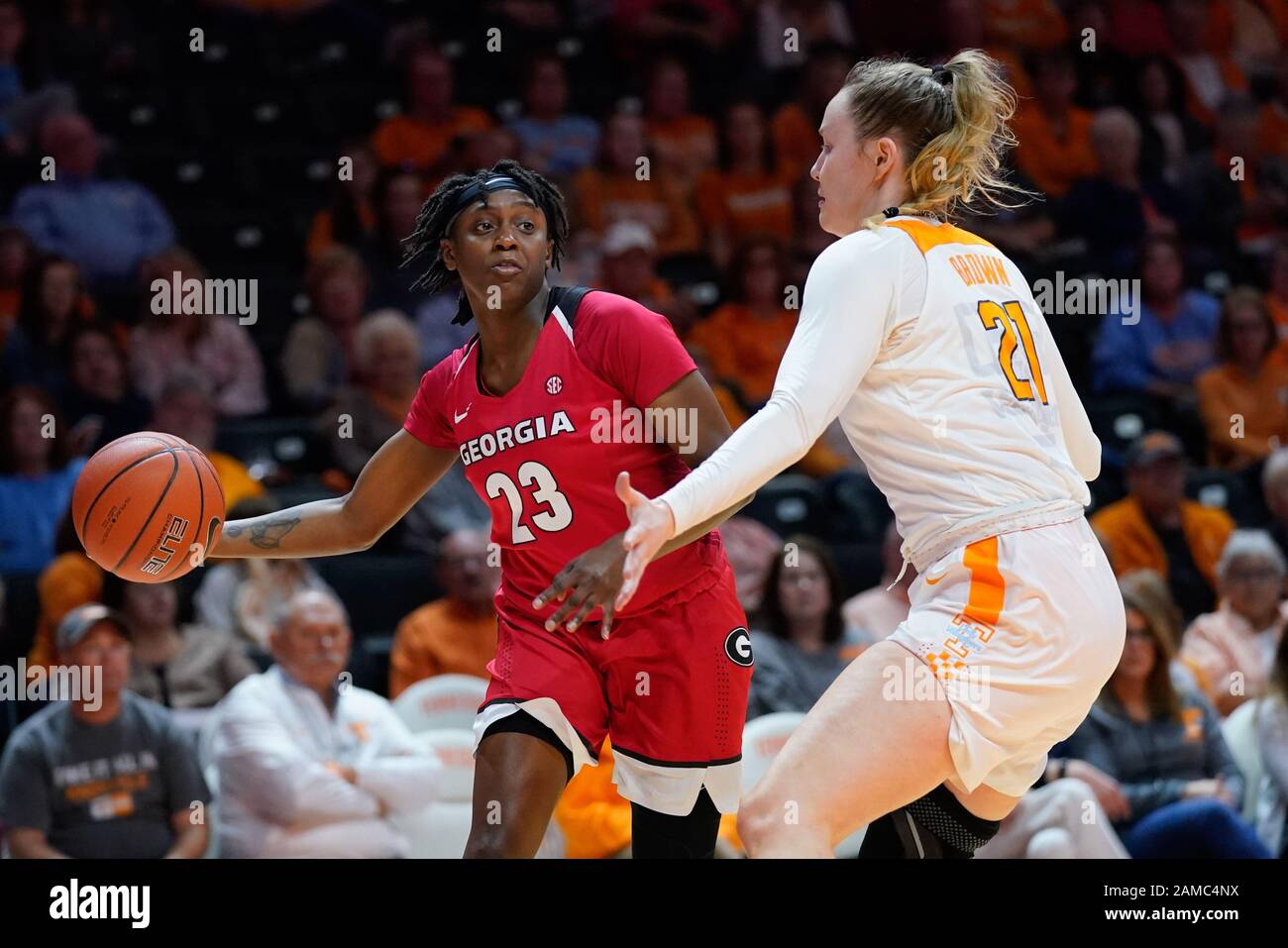 12 Gennaio 2020: Il 23 di que Morrison della Georgia Lady Bulldogs passa la palla mentre Lou Brown n. 21 della Tennessee Lady Vols difende durante la partita di basket NCAA tra l'Università di Tennessee Lady Volunteers e l'Università di Georgia Lady Bulldogs alla Thompson Boling Arena di Knoxville TN Tim Gangloff/CSM Foto Stock