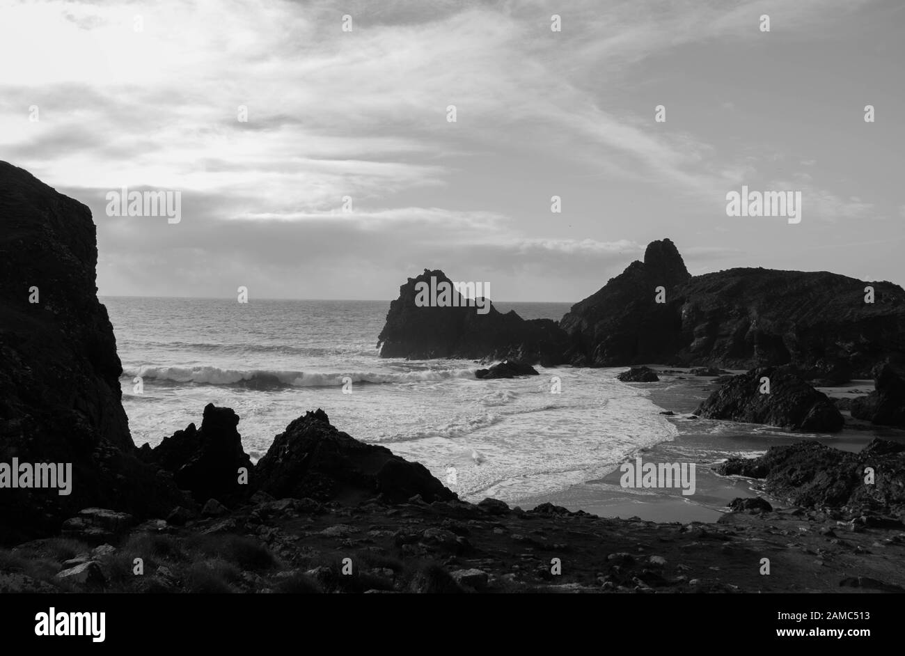 Kynance Cove dalla scogliera, in bianco e nero Foto Stock