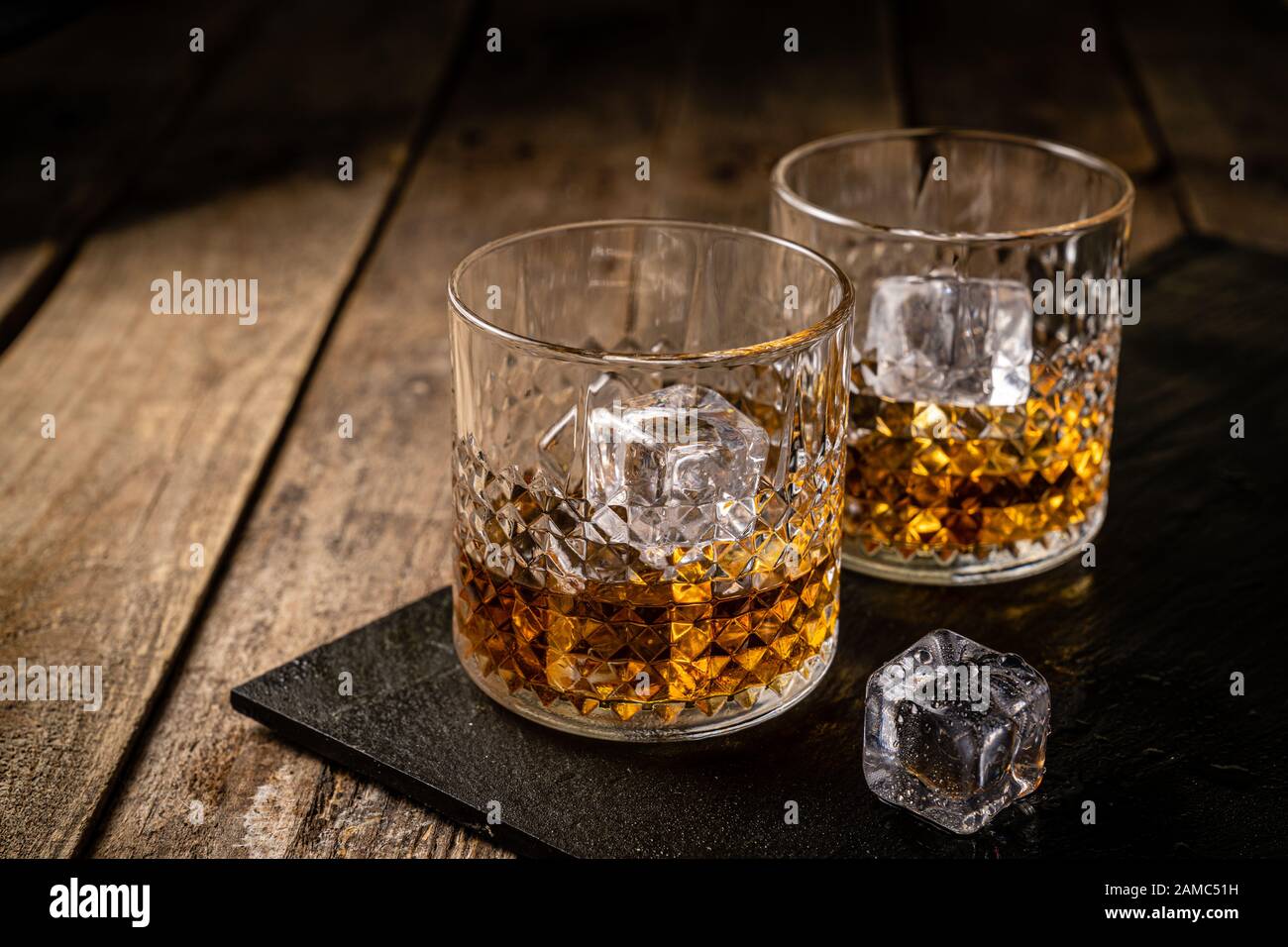 Whiskey in occhiali su sfondo di legno Foto Stock