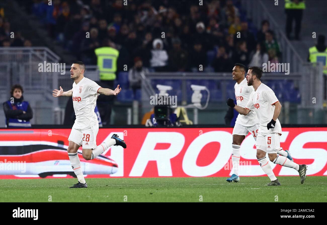 Stadio Olimpico, Roma, Italia. 12th Gen 2020. Italian Serie A Football, Roma vs Juventus; Merih Demiral di Juventus festeggia dopo aver segnato per 1-0 in 3rd minuto con Pjanic e Lobo Silva Credit: Action Plus Sports/Alamy Live News Foto Stock