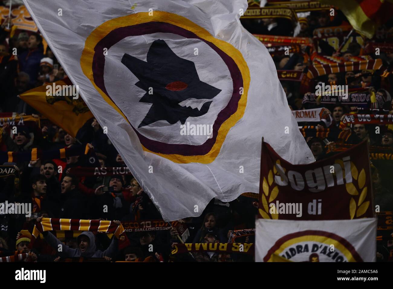 Stadio Olimpico, Roma, Italia. 12th Gen 2020. Italian Serie A Football, Roma vs Juventus; i sostenitori DI AS Roma mostrano le loro bandiere Credit: Action Plus Sports/Alamy Live News Foto Stock