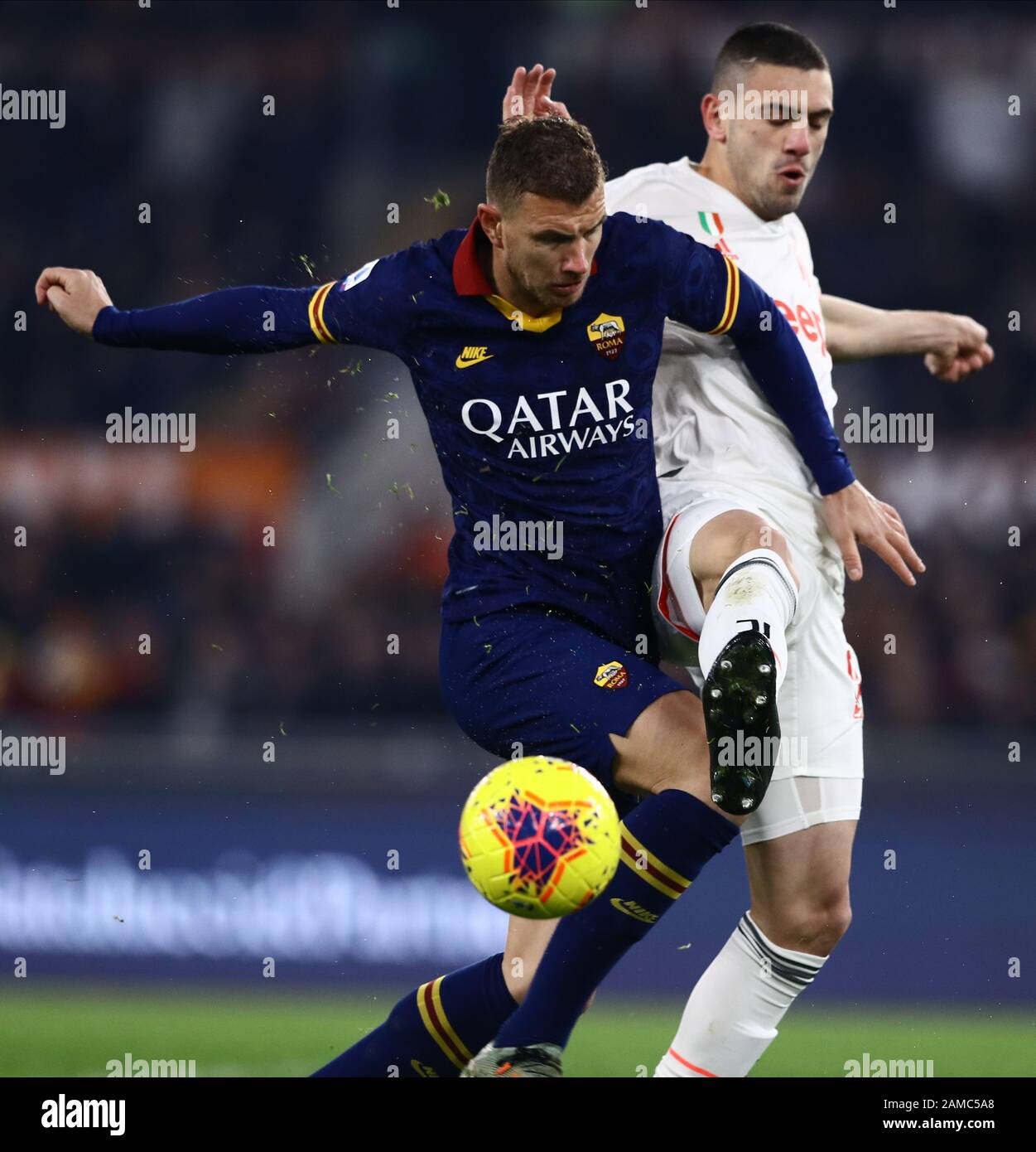 Stadio Olimpico, Roma, Italia. 12th Gen 2020. Italian Serie A Football, Roma vs Juventus; Edin Dzeko DI AS Roma sfidato da Merih Demiral di Juventus Credit: Action Plus Sport/Alamy Live News Foto Stock