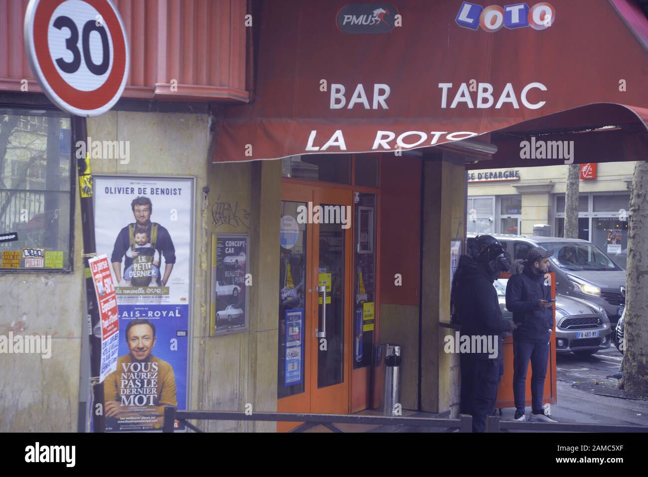 2 giovani uomini fuori un caffè nella 18eme Parigi, da pasakdek Foto Stock