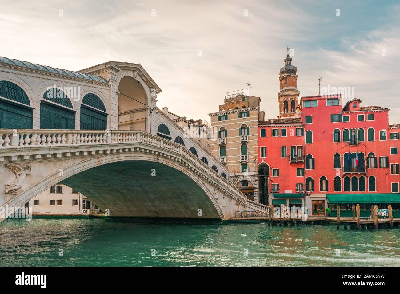 Ponte di Rialto sul Canal Grande della città di Venezia con architettura colorata e nessuno, Veneto, Italia all'alba Foto Stock