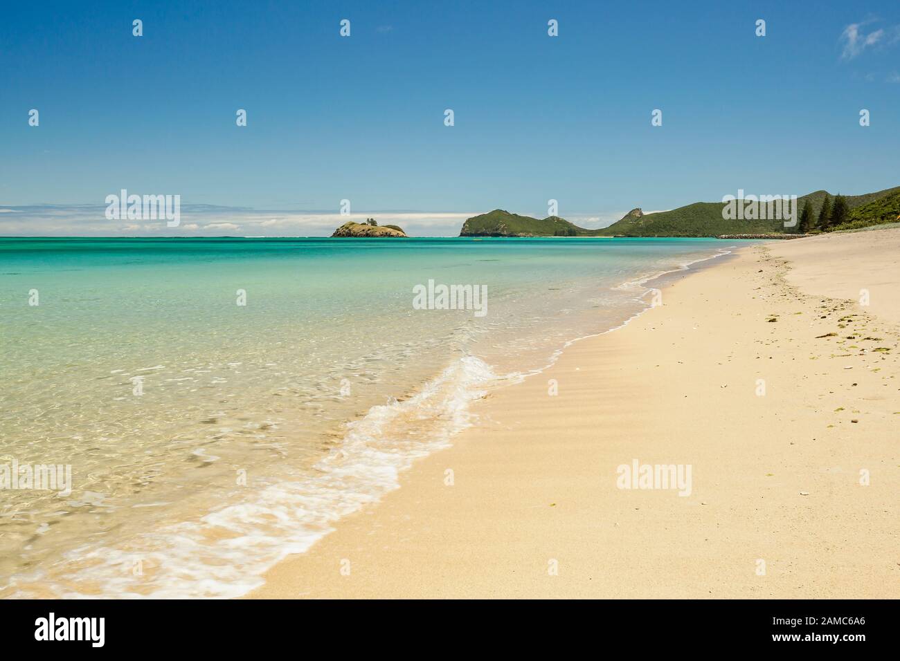 La spiaggia settentrionale dell'Isola di Lord Howe in un perfetto cielo blu giorno estati Foto Stock