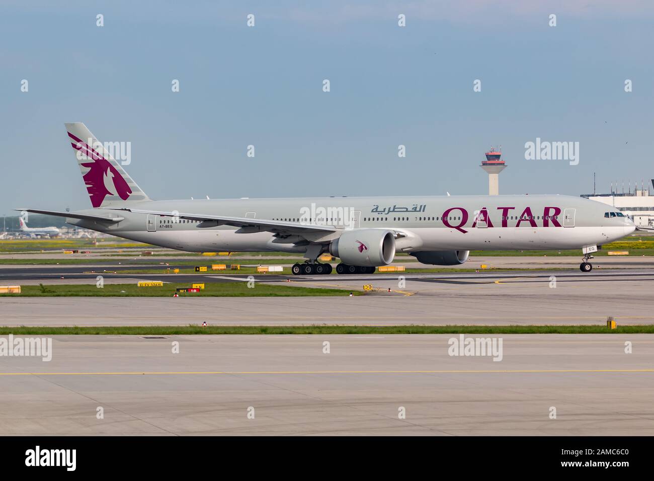 Francoforte, Germania - 22 aprile 2018: Volo Boeing 777 della Qatar Airways all'aeroporto di Francoforte (fra) in Germania. Boeing è un costruttore di aeromobili b Foto Stock