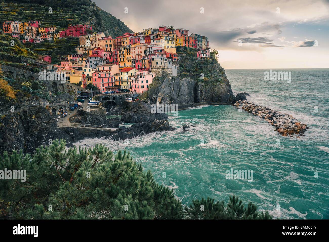 Bella vista sul villaggio di Manarola, sulla costa delle cinque Terre d'Italia, Liguria all'alba Foto Stock