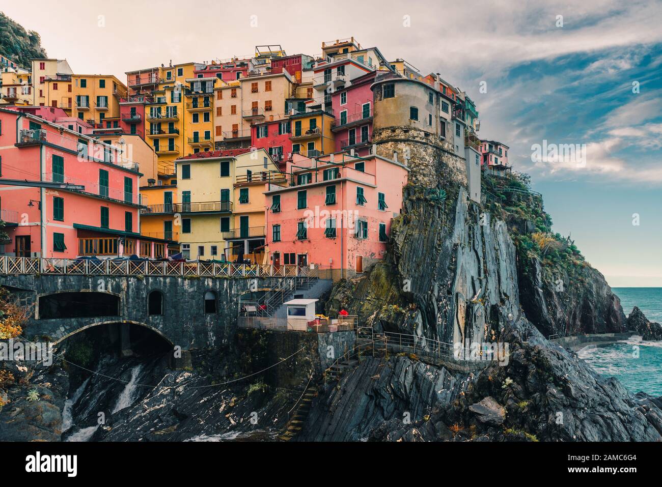 Antico borgo italiano di Manarola, sulla costa delle cinque Terre d'Italia, Liguria all'alba Foto Stock