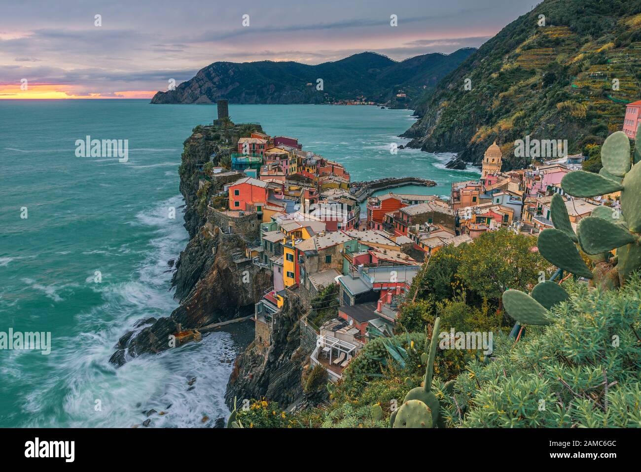 Splendida vista sul villaggio di Vernazza, sulla costa delle cinque Terre d'Italia, Liguria al tramonto Foto Stock
