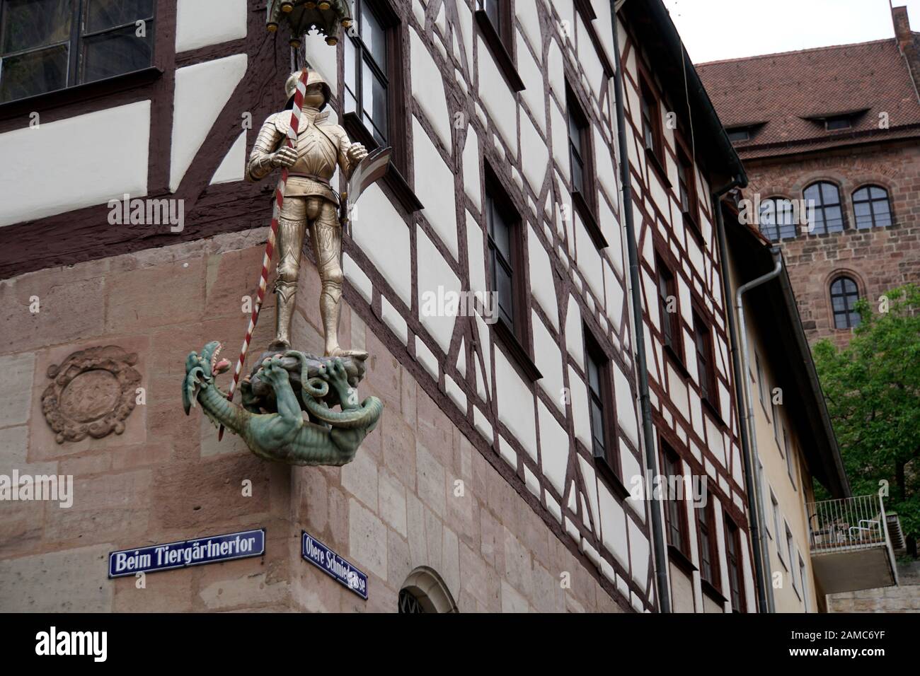 Historische Altstadt Nürnberg - Der Heilige Georg als Drachentöter am Pilatushaus, Bayern, Deutschland Foto Stock