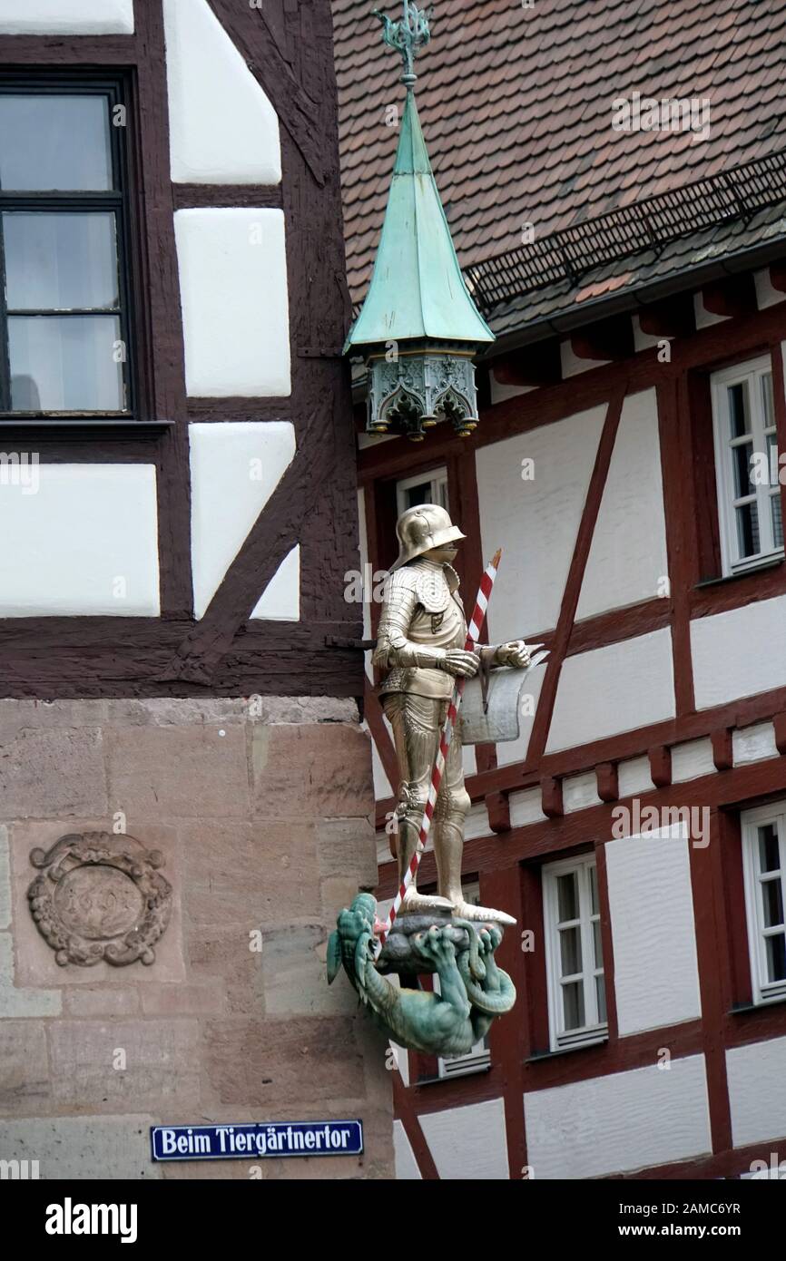 Historische Altstadt Nürnberg - Der Heilige Georg als Drachentöter am Pilatushaus, Bayern, Deutschland Foto Stock