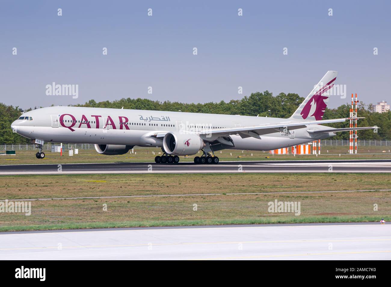 Francoforte, Germania - 22 aprile 2018: Volo Boeing 777 della Qatar Airways all'aeroporto di Francoforte (fra) in Germania. Boeing è un costruttore di aeromobili b Foto Stock
