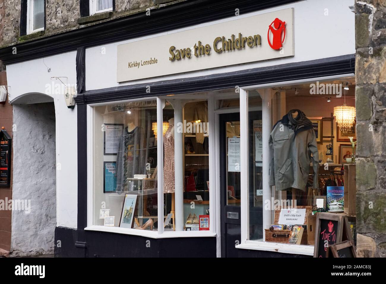 La facciata del negozio di beneficenza "Save the Children" a Kirkby Lonsdale, Cumbria, Regno Unito Foto Stock