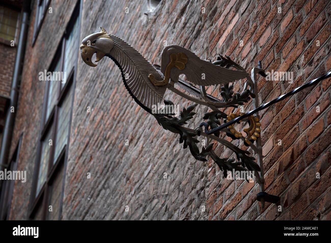 Metallurgia decorativa su un edificio a Danzica, Polonia Foto Stock