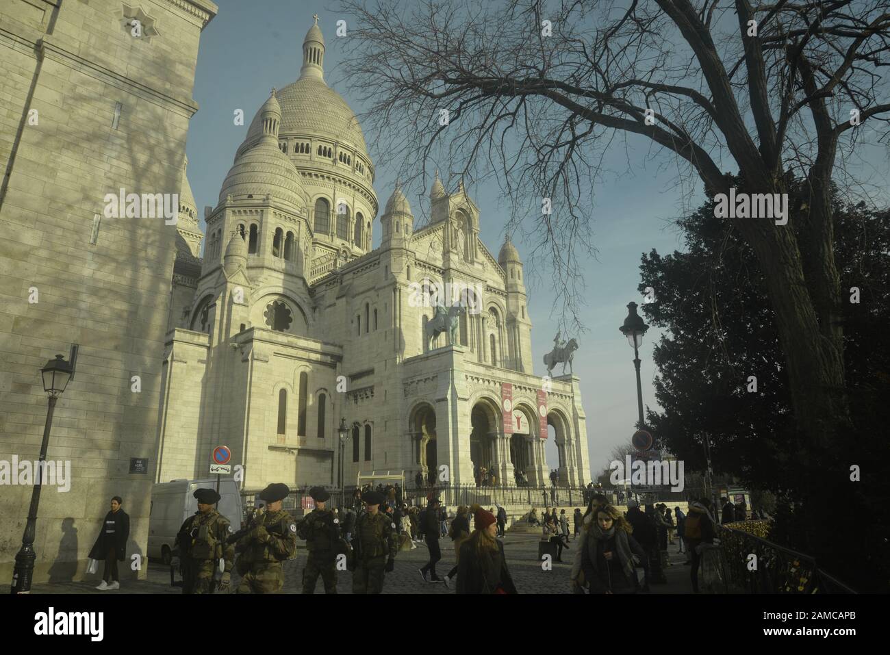 Truppe francesi di fronte al sacré coeur a Parigi, pasakdek Foto Stock