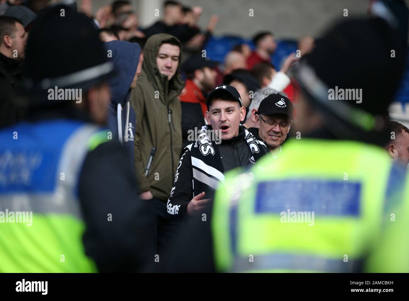 Cardiff, Regno Unito. 12th Gen 2020. La polizia tiene d'occhio i fan della città di Swansea nell'Away End mentre condividono scherzi. EFL Skybet Championship match, Cardiff City / Swansea City al Cardiff City Stadium domenica 12th gennaio 2020. Questa immagine può essere utilizzata solo per scopi editoriali. Solo uso editoriale, licenza richiesta per uso commerciale. Nessun utilizzo nelle scommesse, nei giochi o nelle singole pubblicazioni club/campionato/giocatore. PIC by Andrew Orchard/Andrew Orchard sports photography/Alamy Live News Credit: Andrew Orchard sports photography/Alamy Live News Foto Stock