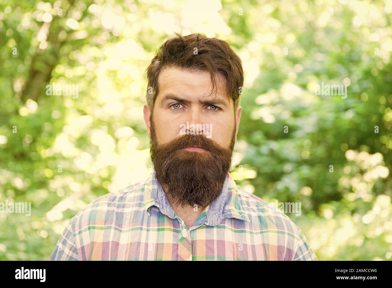 Bello Lumberjack. Uomo barba e baffi in estate foresta. Escursioni e  viaggi. La vacanza estiva concetto. Uomo Barbuto hipster verdi alberi dello  sfondo. Guy rilassarsi in estate la natura. Uniti con l'ambiente