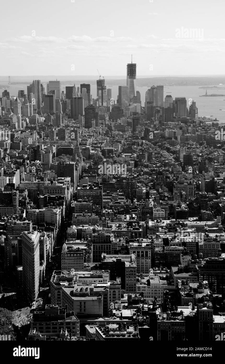 Veduta aerea in bianco e nero dei grattacieli di Manhattan, New York City. Sullo sfondo si possono vedere le Torri commemorative dell'11 settembre in fase di costruzione. Foto Stock