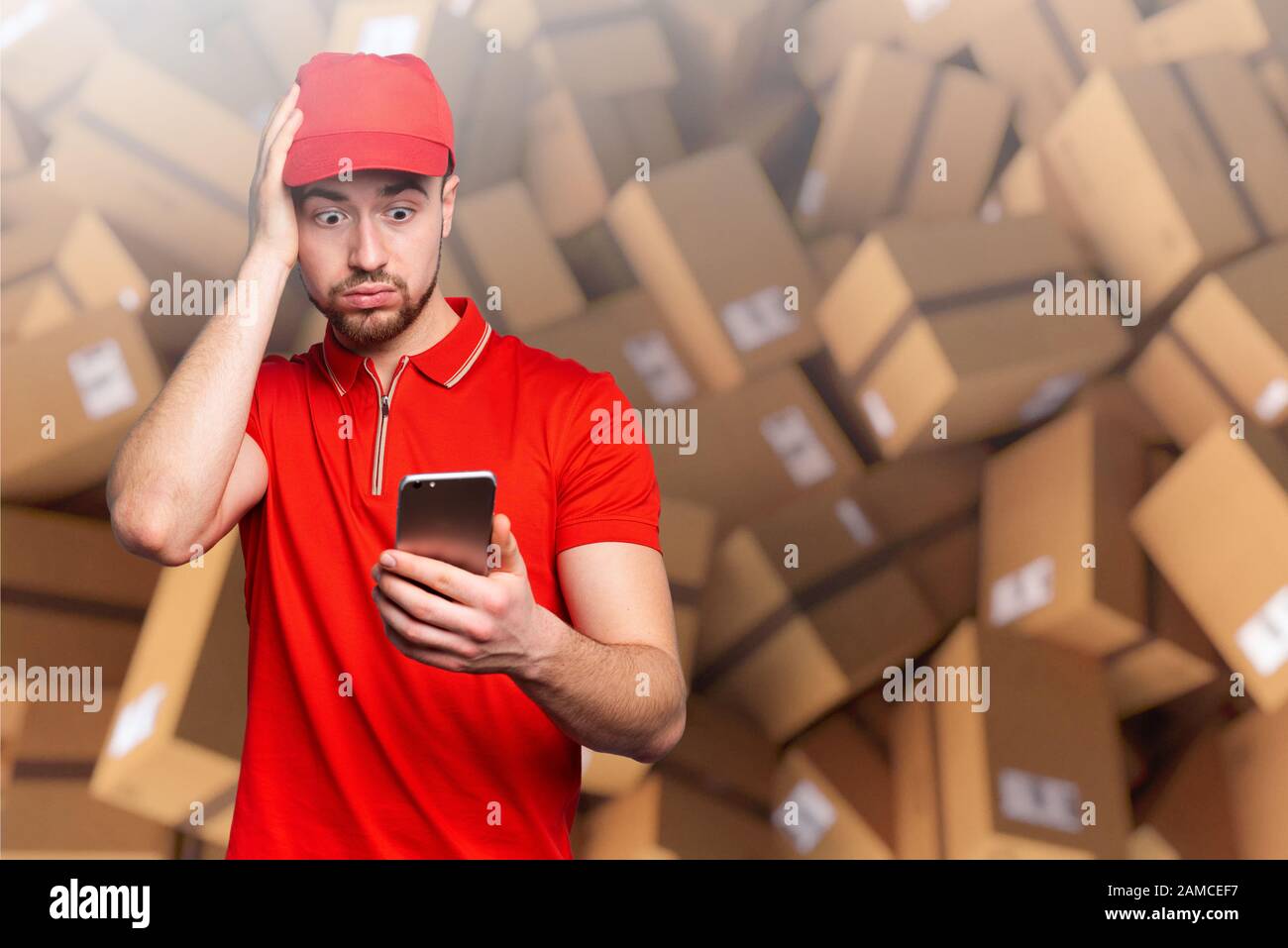 Il corriere è confuso dovuto i pacchetti molto da trasportare. Concetto di overwork e dell'ordine del Internet Foto Stock