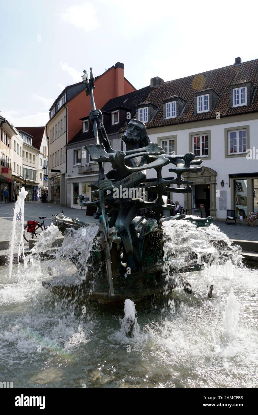 Neptunbrunnen Von Josef Rikus Auf Dem Paderborner Marktplatz, Paderborn, Nordrhein-Westfalen, Deutschland Foto Stock